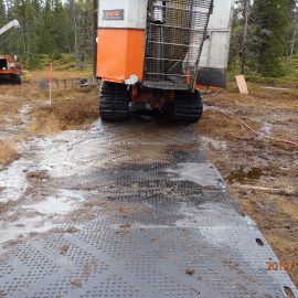 plaques de roulage Stabmat de Stabline sur terrain accidenté