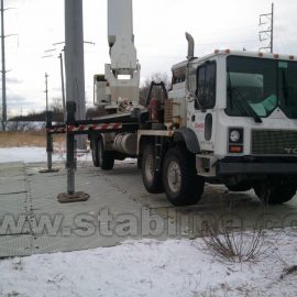 camion de chantier sur plaque de roulage Stabmat de Stabline