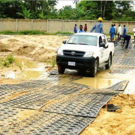 stabilisation des véhicules sur chemin boueux grâce aux plaques de roulage Stabmat de Stabline