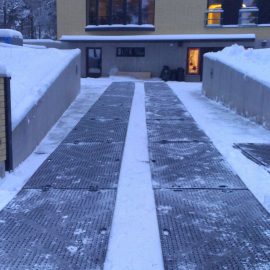 plaques de roulage Stabmat de Stabline sur une allée enneigée pour faciliter l'accès