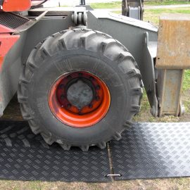 roue de camion de chantier sur une plaque de roulage Stabéco de Stabline