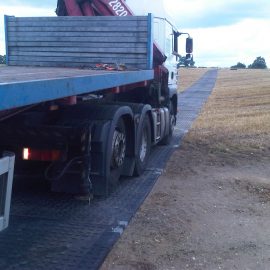 camion de chantier roulant sur des plaques de roulage Stabmax de Stabline