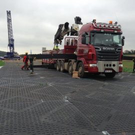 passage d'un camion de chantier sur les plaques de roulage Stabmax de Stabline