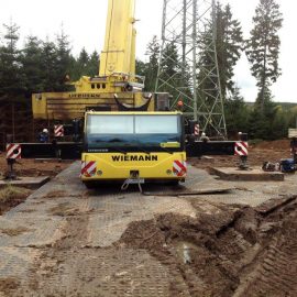 passage d'une grue de chantier sur les plaques de roulage Stabmax de Stabline