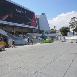 protection de la place devant le grand palais de Cannes grâce aux plaques de roulage Stabéco de Stabline