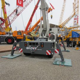 grue de chantier stabilisée grâce aux plaques de calage Stabline